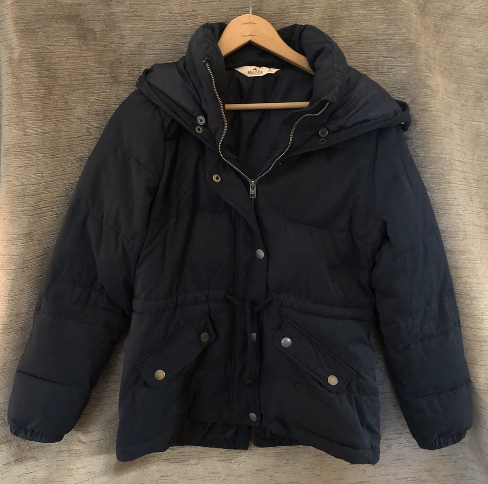 Chaqueta Hollister negra mediana gruesa con capucha cintura ceñida para mujer Foto 1 de 4