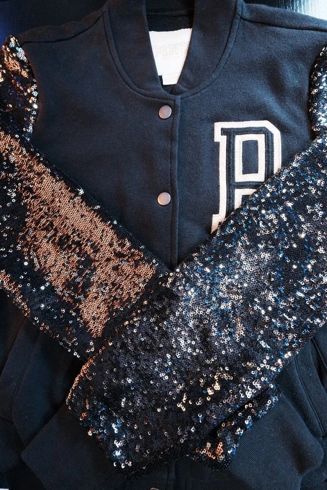 Chaqueta Universitaria Victoria's Secret Rosa Lentejuelas Negro/Dorado Talla Pequeña Foto 1 de 3