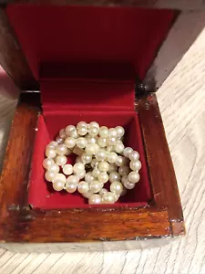 Ancien collier de perles de culture avec fermoir en or dans une boîte du Damas - Foto 1 di 12