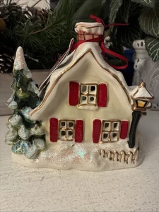Blue Sky Clayworks Snowy Cottage Tealight Candle House nuovo con etichetta rivenditore originale - Foto 1 di 5