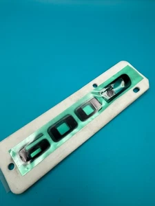 Insignia emblema puerta levadiza trasera negra OEM 2021-2024 Cadillac Escalade 600D 84740917 - Imagen 1 de 4