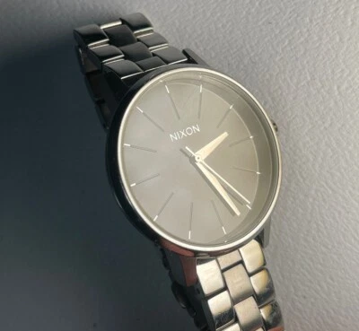 Reloj Nixon A099-000-00 Kensington esfera negra acero inoxidable tono plata  Foto 1 de 4