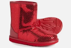 Botas unisex UGG Kids Classic II Gel Hearts (Big Kid) 1151613K rojas talla 5 - Imagen 1 de 7