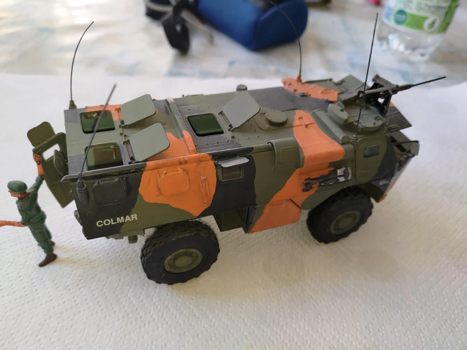 1/35 autoblindo trasporto truppe Renault VAB montato e dipinto - Immagine 1 di 4