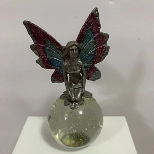 Hada mítica de peltre sentada en bola de vidrio pisapapeles decoración - Imagen 1 de 7