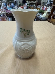 Belleek Black Mark Shamrock And Celtic Knot Vase - Picture 1 of 5