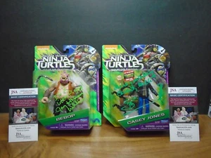 Stephen Amell und Gary A Williams Autogramm TMNT Figuren/Jones und Bebop; JSA - Bild 1 von 9