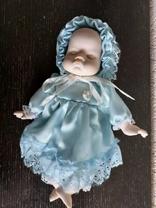 Porzellanpuppe Sammlerpuppe: schlafendes Baby - unbespielt - Bild 1 von 3