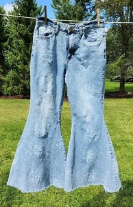 Pantalones de mezclilla Wild Fable tiro más alto acampanados extremos. Talla 8. Patrón de flores - Imagen 1 de 15