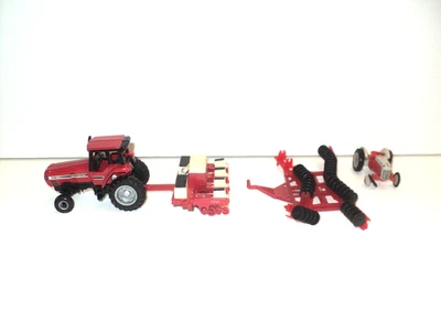 Lote de 4 artículos agrícolas tractor 7210, cultivadores, maceta, ERTL vintage rojo escala 1:64 Foto 1 de 3