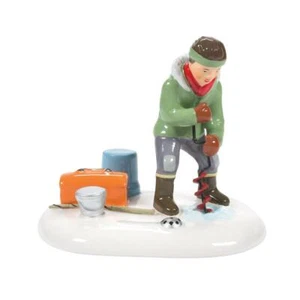 Figura de pesca Department 56 Angling For A Win 6009705 nueva para Snow Village 2022 - Imagen 1 de 1