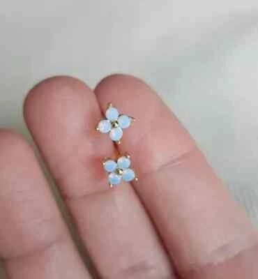 Aretes de flores pequeñas de corte redondo de ópalo de fuego natural enchapados en oro amarillo de 14 quilates Foto 1 de 4