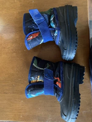 Botas de nieve para niños pequeños talla 5 azul dinosaurio piel sintética ¡mantiene los pies calientes! Invierno Foto 1 de 4