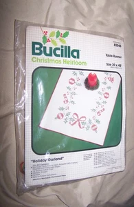 Bucilla gestempelt Kreuzstich Stickpackung Weihnachten Erbstück Tischläufer Vintage - Bild 1 von 2
