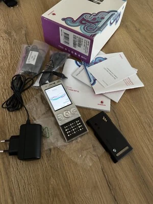 Sony Ericsson  Walkman W715 - Luxury Silver  Neu - Bild 1 von 4