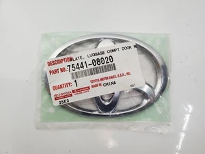 NEW OEM 2016-2019 Toyota Highlander Sienna Emblem 75441-08020 Luggage Compt Door - Bild 1 von 3