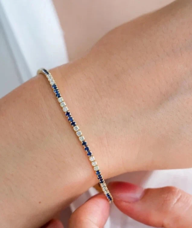 Brazalete tenis redondo de diamantes y zafiros simulados de 5 quilates enchapado en oro amarillo de 14 k Foto 1 de 4