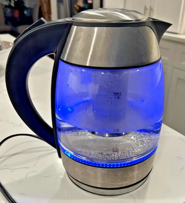 Hervidor eléctrico de vidrio Chefman de 1,8 litros con infusor de té, acero inoxidable RJ11-17-TI Foto 1 de 4