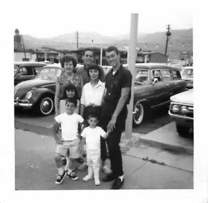 Vintage Schnappschuss einer großen Familie vor Oldtimern s/w Foto 3,5x3,5 - Bild 1 von 2