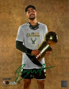 Milw Bucks 2021 campeón de la NBA BRYN FORBES foto firmada 8x10 #1b automática - Imagen 1 de 1