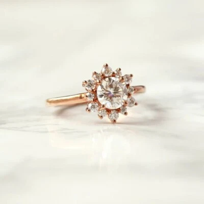 Alianza de oro amarillo macizo de 14 quilates con forma de flor de moissanita de corte redondo de 1,50 quilates Foto 1 de 4