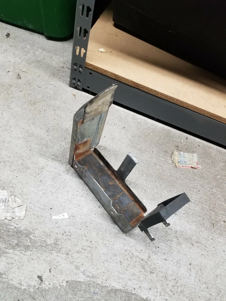 1997-2003 YAMAHA BATTERY HOLDER TRAY Vmax SXR Venture Phazer 500 600 700 xtc XT - Image 1 of 1