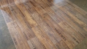 PVC (10€/m²) CV Bodenbelag Holz Schrift Natur braun 2 Meter breite Posten Sale - Bild 1 von 3