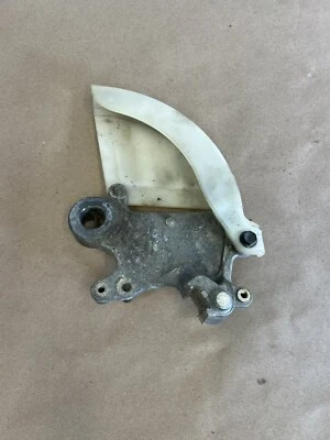 Soporte de pinza de freno trasero Suzuki DRZ400 2004 69351-36E00 B689 Foto 1 de 4