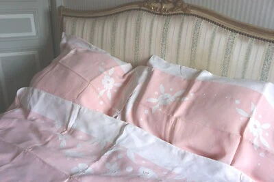 Parure de lit rose en lin finement brodé avec empiècements fleurs blanches - Photo 1/4