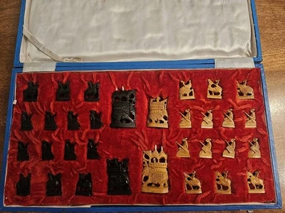 Antiguo juego de ajedrez Rajasthani tallado a mano Foto 1 de 4