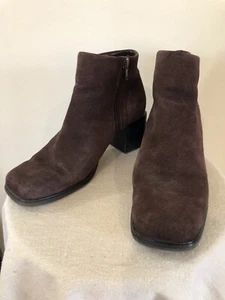 Botines de mujer White Mountain de gamuza chocolate punta cuadrada. Talla Diamante 7M - Imagen 1 de 12