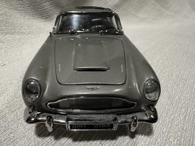 Danbury Mint James Bond 007 Aston Martin DB5 Silver Birch escala 1:24 Foto 1 de 4