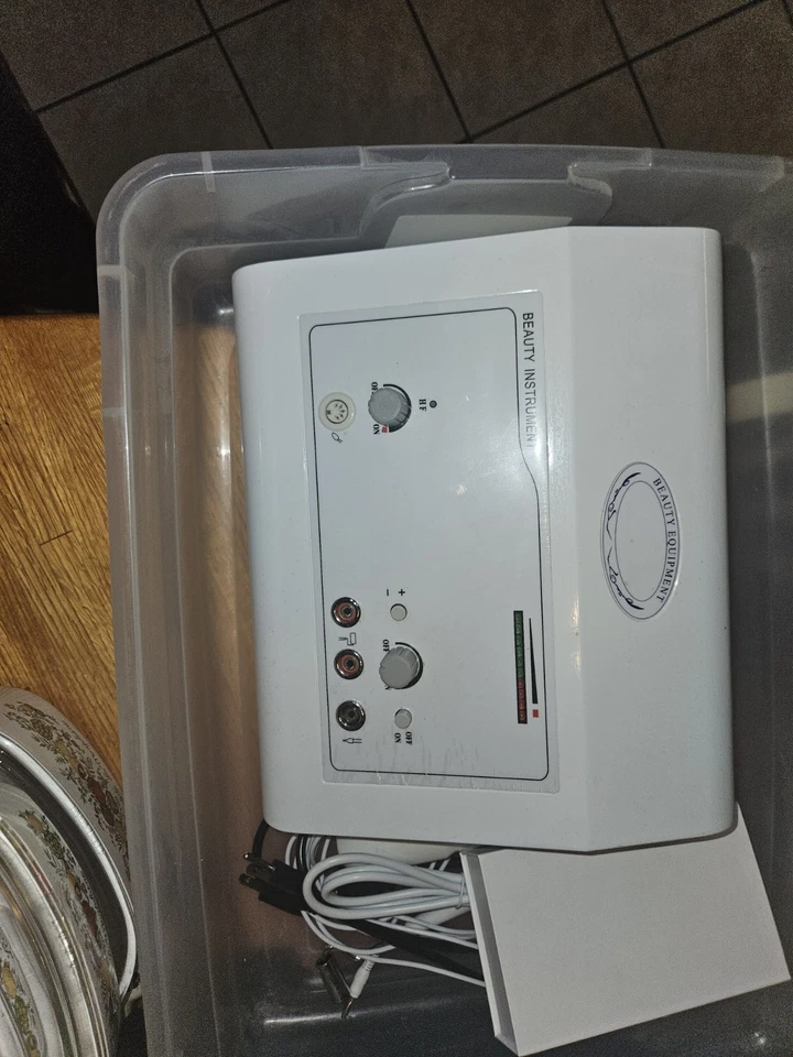 Máquina facial galvánica de alta frecuencia 2 en 1 LF-406 (usada) Foto 1 de 3