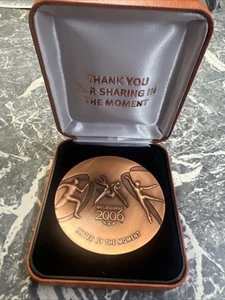 VINTAGE ORIGINAL BRONZE MEDAL COMMONWEALTH GAMES MELBOURNE 2006 AWARD VOLUNTEERS - Picture 1 of 3
