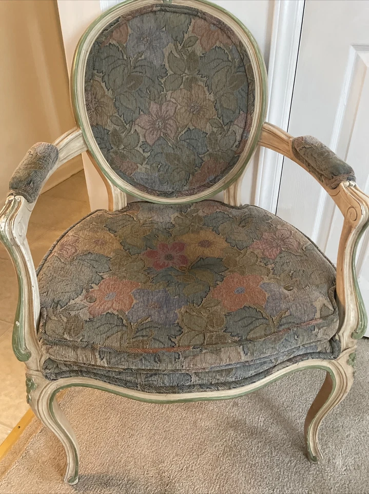 Silla estilo francés brazo abierto tapizada tapizada tapiz tela verde resaltados de colección. Foto 1 de 4