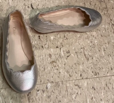 Niñas CHLOE Cuero Plateado Lauren Vieira Bailarina Zapatos Planos Talla 25 EE. UU. 8 Usado en Excelente Condición Foto 1 de 4
