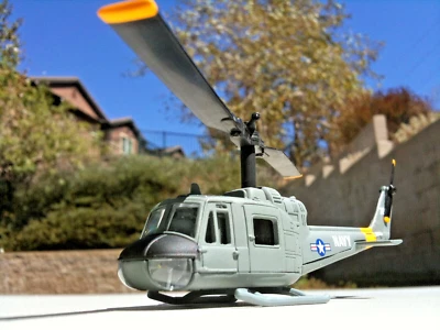 CORGI BELL UH-1C HUEY US NAVY VIETNAM 1:100 SCALE SHOWCASE FIGHTING MACHINES - Image 1 of 4