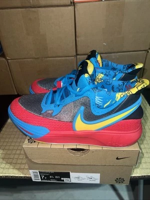 6 Youth-NIKE KYRIE 8 GO SE “SUPERMAN” Foto 1 de 4