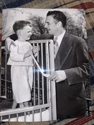 Ted Kennedy NHL 1949 palo de hockey recuerdo niño tipo 1 foto Toronto hojas de arce Foto 1 de 4