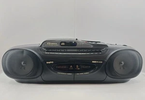 Sanyo MCD-Z43 BassXpander Stereo Cassette, CD, Radio Boom Box 1993 Usato *FUNZIONANTE* - Foto 1 di 20