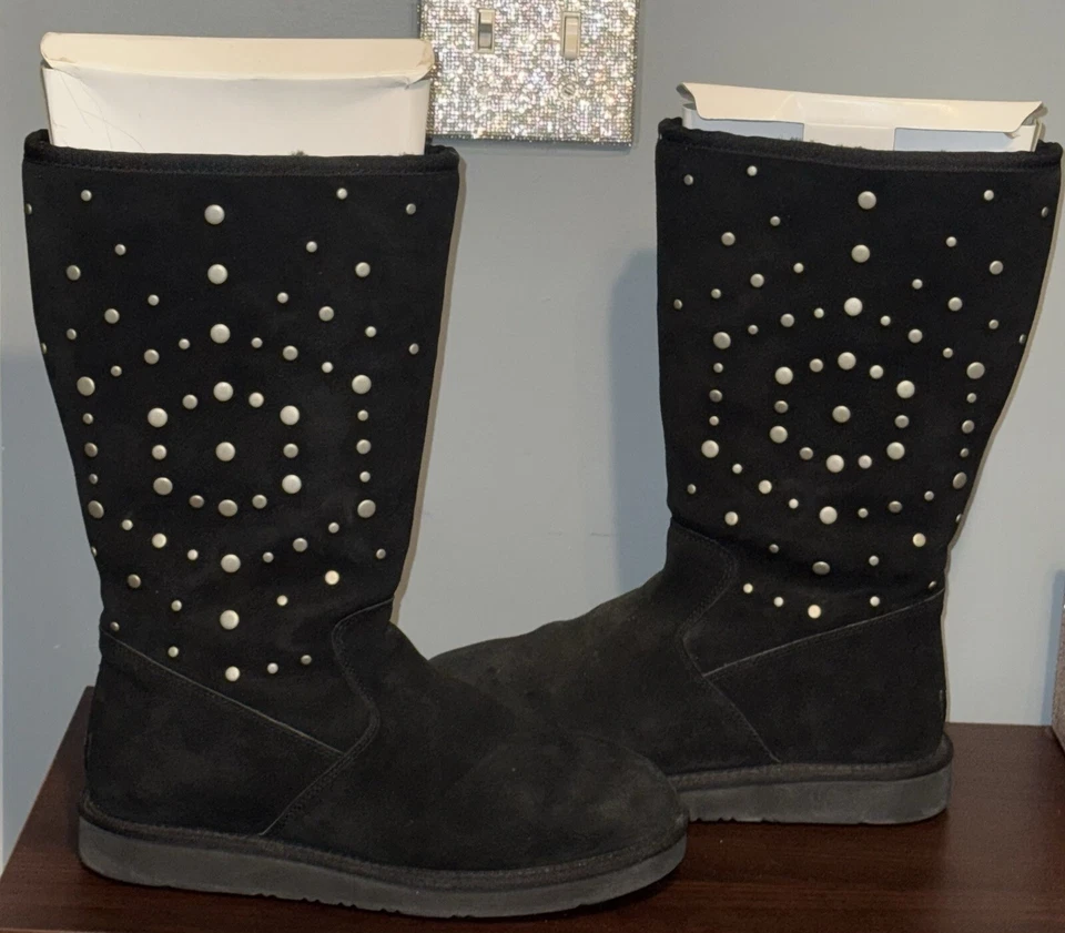 Bota alta UGG Australia Rockstar con tachuelas para mujer talla 10 negra Foto 1 de 4