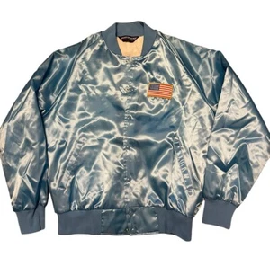 Chaqueta Sportsmaster Azul Claro Satinado Bombardero Abotonada Bandera EE. UU. Parche Talla L - Imagen 1 de 16