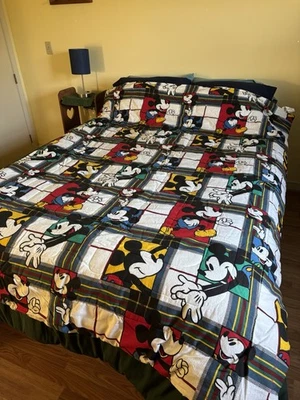 Dos edredones vintage de Mickey Mouse. Tamaño doble, cada uno se vende por separado. Foto 1 de 2