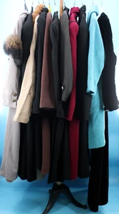 Lotto 11 cappotti donna vintage anni 30-50 COME SONO danneggiati Asst. Taglie colori anni 40 - Foto 1 di 24