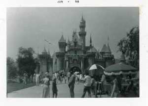 Disneyland 1956 Castillo de la Bella Durmiente Vista Fotografía Ca #1 - Imagen 1 de 1