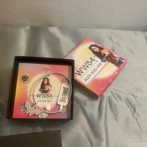 Neu mit Etikett Alex and Ani WONDER WOMAN großes Pflaster Logo glänzend silbernes Armband mit Karte/Box - Bild 1 von 5