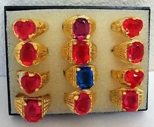 Estuche de exhibición con 12 anillos de metal en tono dorado con piedras premio de venta stock antiguo - Imagen 1 de 3