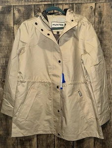 NEU hellbraune Mandeljäger Regen Wind Jacke Mantel KOSTENLOSER VERSAND angenähte Kapuze - Bild 1 von 4