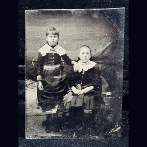 Piatto 1/6 tipo tinta due ragazze con stelle vuote umore cupo foto antica c.1870s - Foto 1 di 2