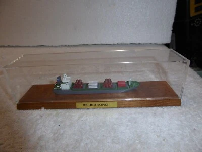 Conrad Schiffsmodell Massengutfrachter "RIO TOPAZ" 1:1250 in Vitrine, 24775 - Bild 1 von 4